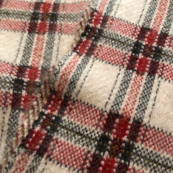 LUXURIOUS! NWOT 424 & 5th super soft scarf / wrap - Picture 2 of 6